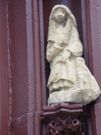 statue